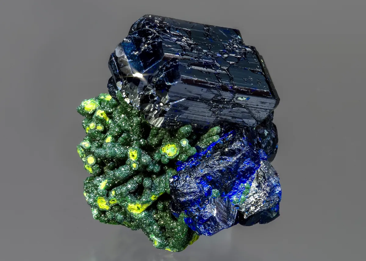 Azurite on Bayldonite - image 1