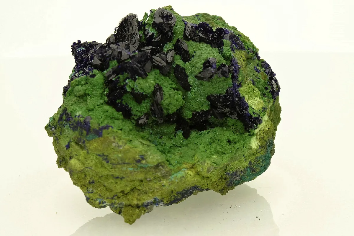 Azurite on Bayldonite - image 1