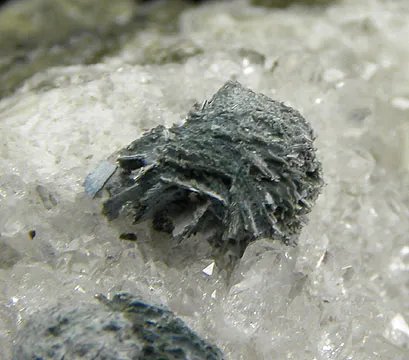 Babingtonite, Calcite, Quartz image