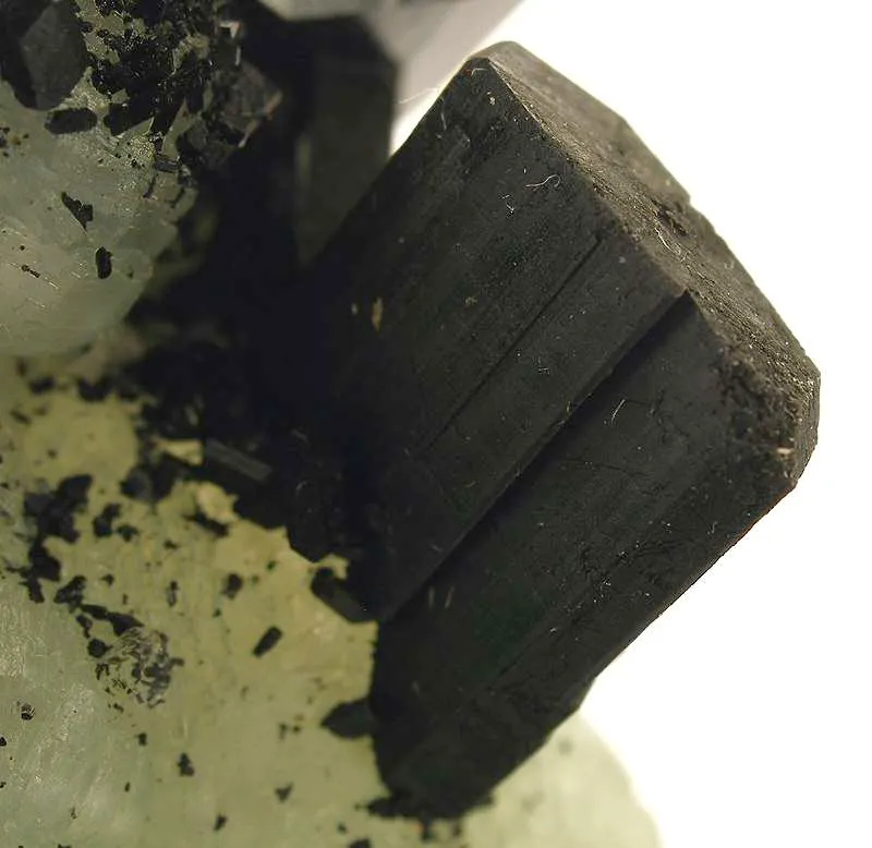 Babingtonite on Prehnite - image 4