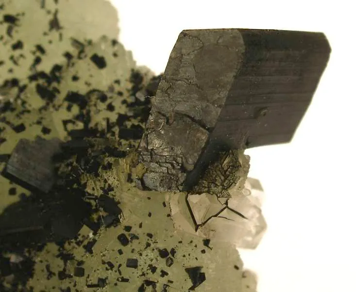 Babingtonite on Prehnite - image 3