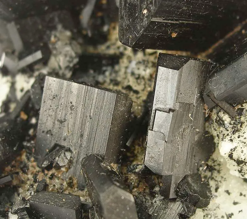 Babingtonite on Prehnite - image 3