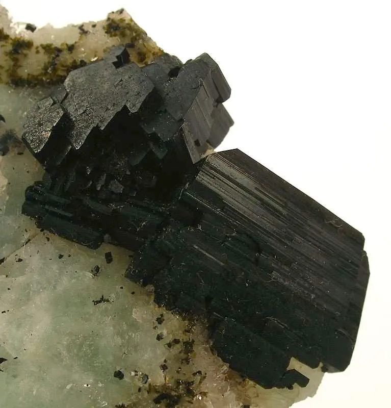 Babingtonite on Prehnite - image 2
