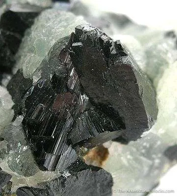 Babingtonite on Prehnite - image 4