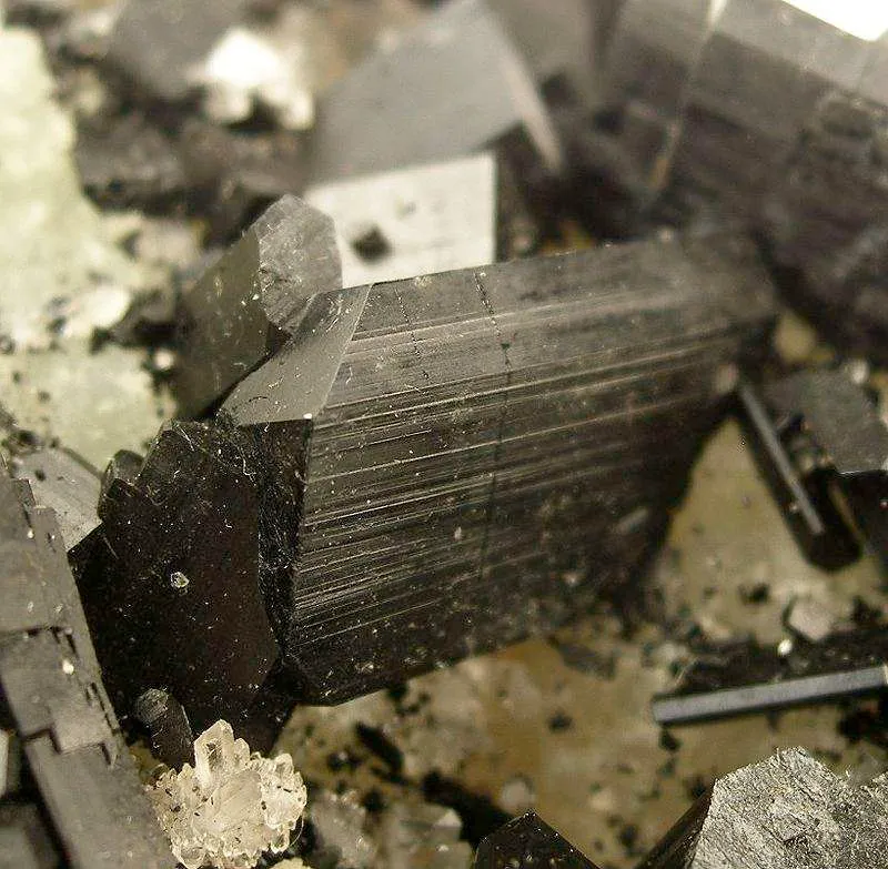 Babingtonite on Prehnite - image 3