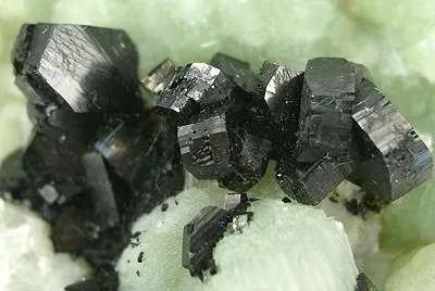Babingtonite on Prehnite - image 3