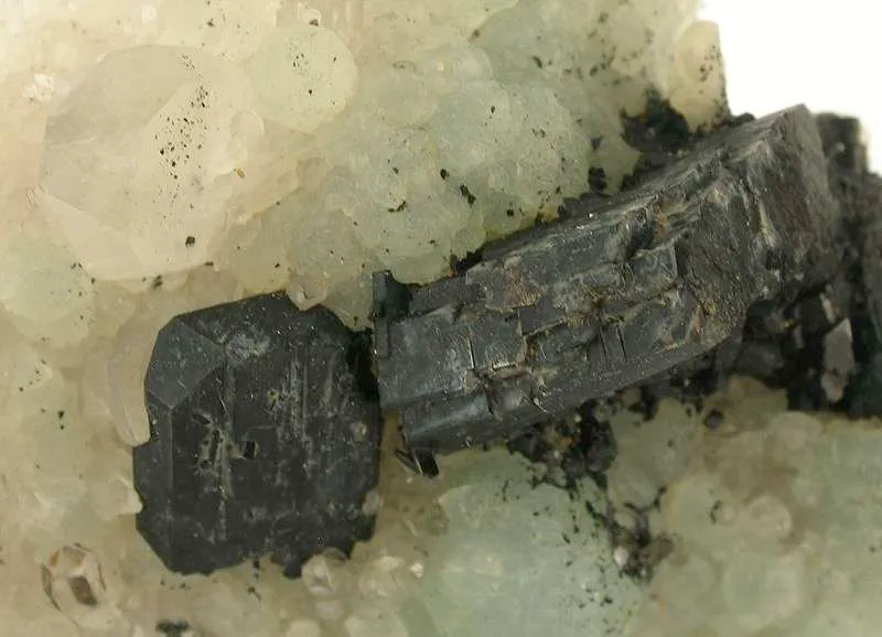 Babingtonite on Prehnite - image 3