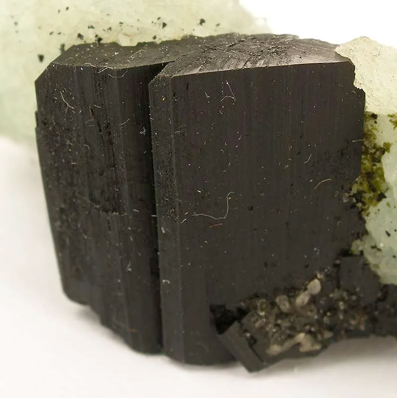 Babingtonite on Prehnite - image 4