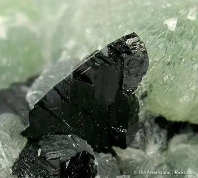 Babingtonite on Prehnite - image 3