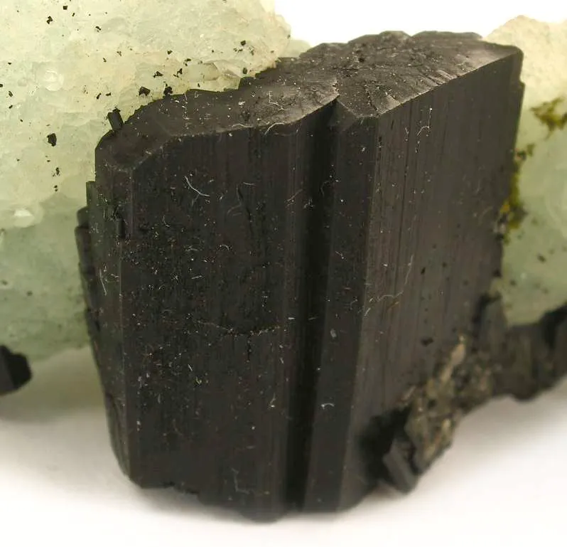 Babingtonite on Prehnite - image 3