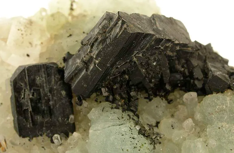 Babingtonite on Prehnite - image 2