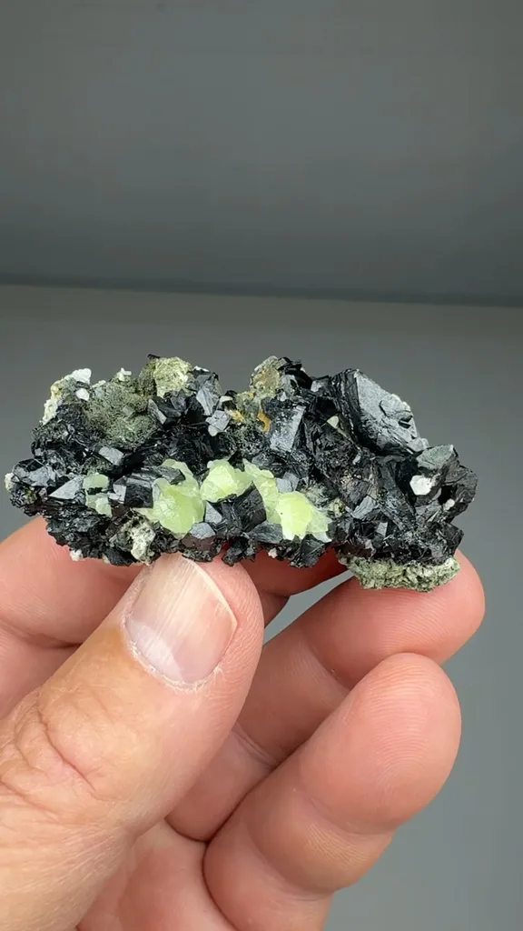 Babingtonite with Prehnite - image 2