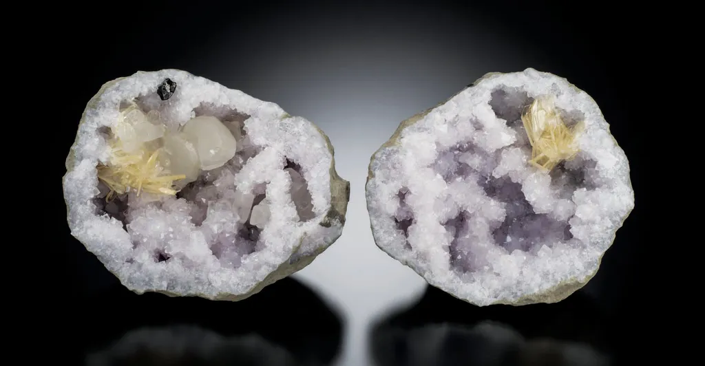 Barite, Calcite, Quartz, Sphalerite image