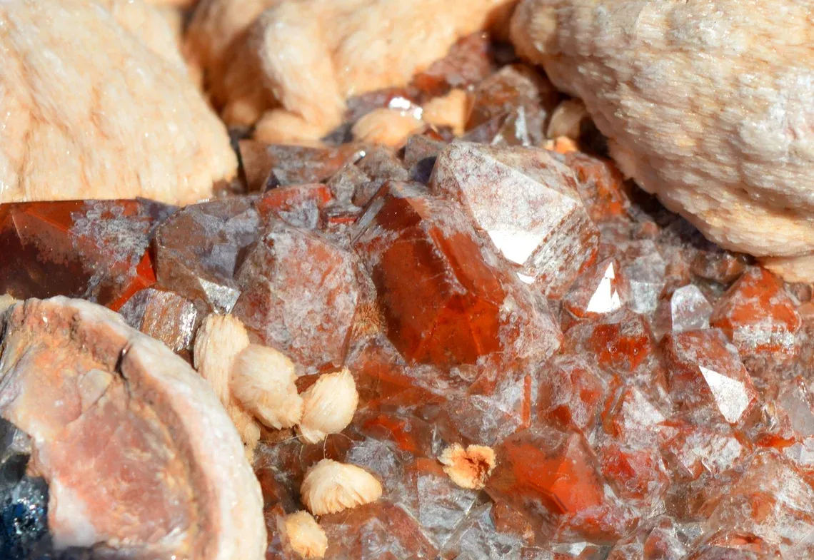 Barite & Hematoid Quartz 2660 grams - Aouli, Mibladen, Aït Oufella Caïdat, Drâa-Tafilalet, Morocco - image 4