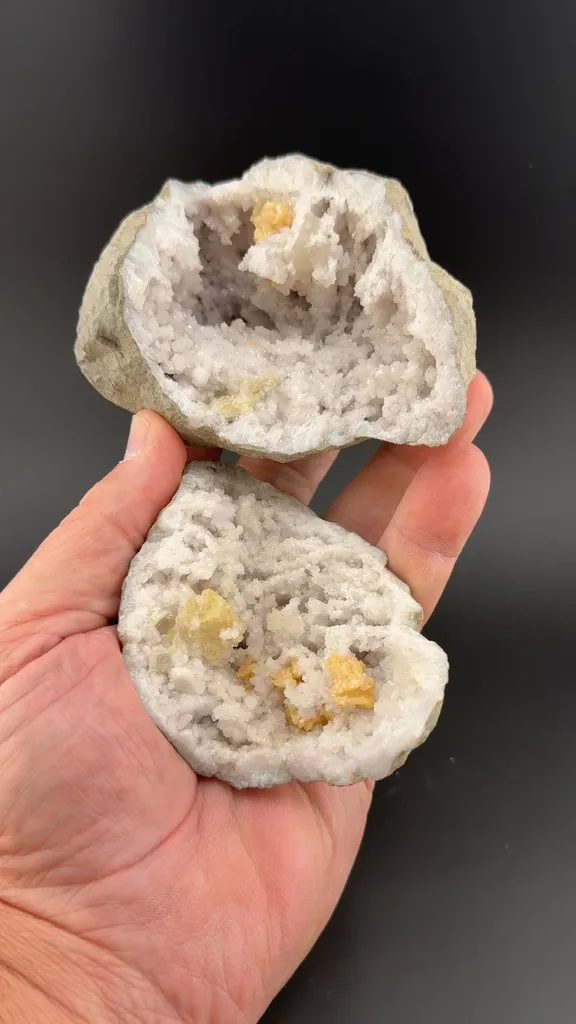 Barite with Quartz, Dolomite image