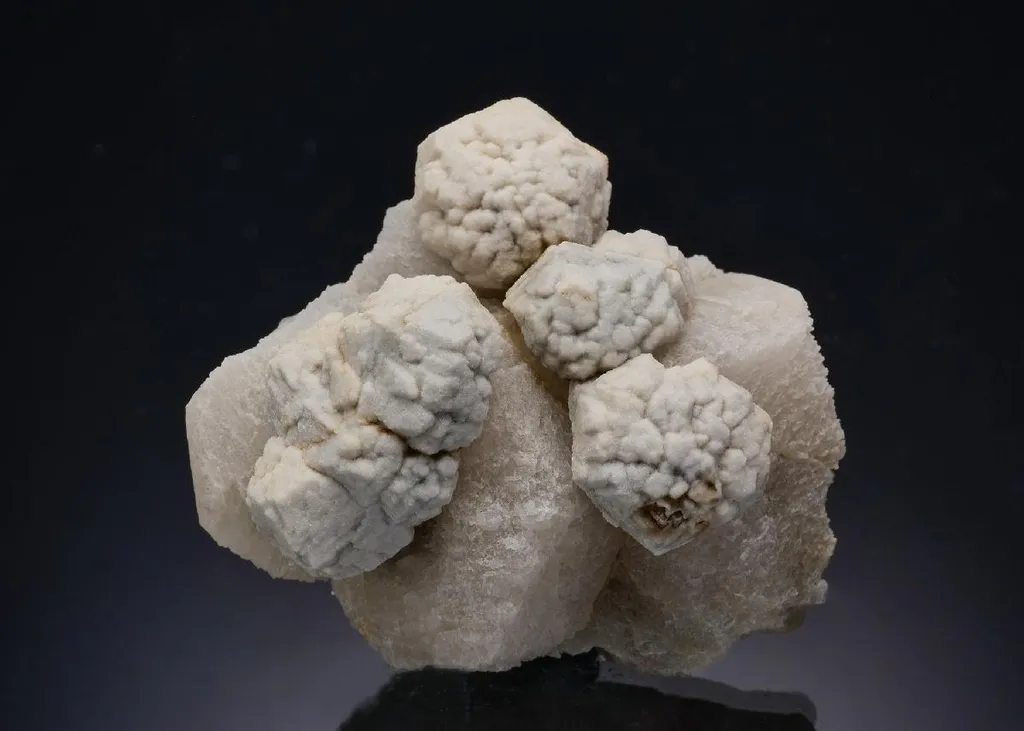 Baryte on Witherite on Calcite image