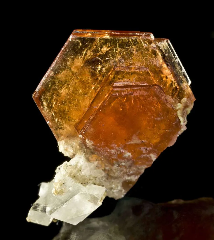 Bastnaesite-Ce on Calcite image