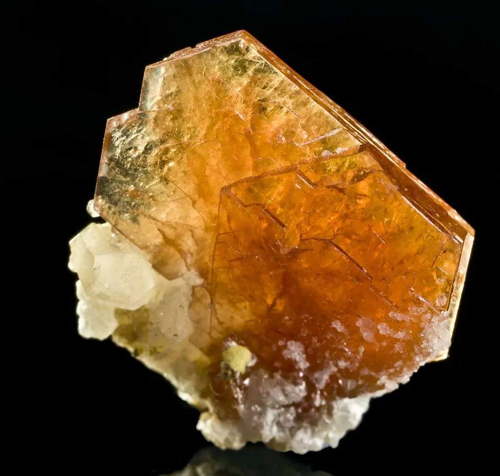Bastnaesite-Ce on Calcite image