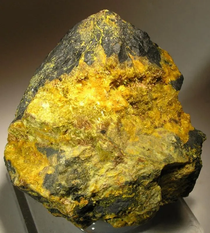 Becquerelite, Uraninite - image 1