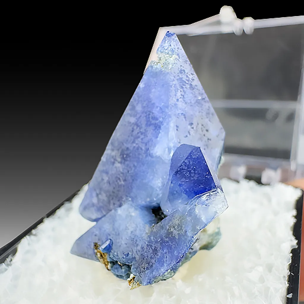 Benitoite image