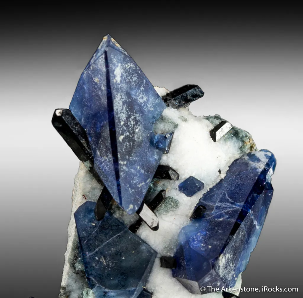 Benitoite and Neptunite - image 6