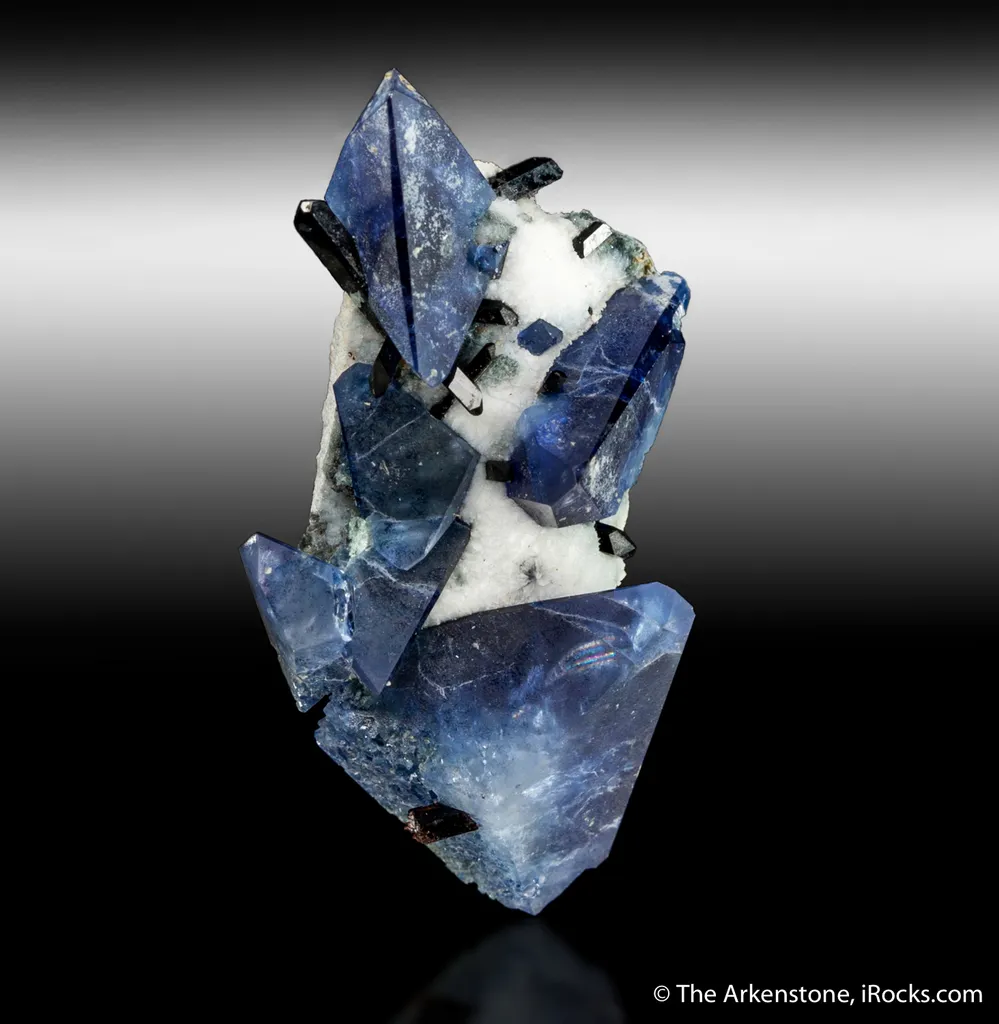 Benitoite and Neptunite - image 4