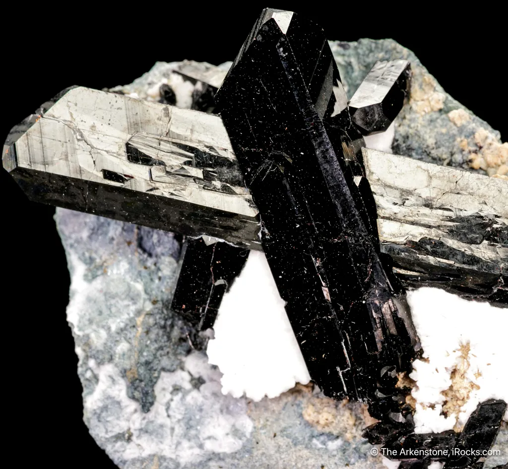Benitoite and Neptunite - image 4