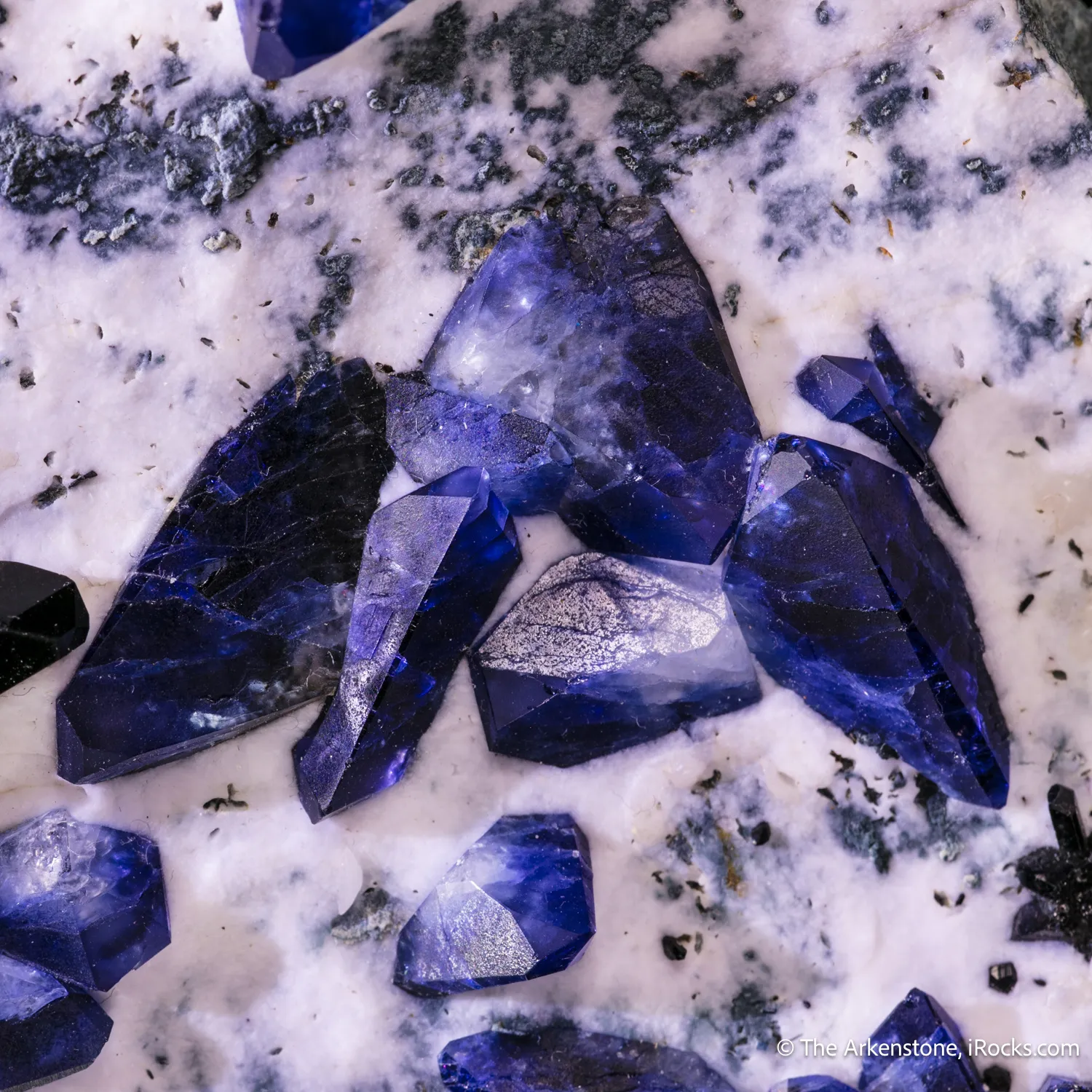 Benitoite and Neptunite - image 6