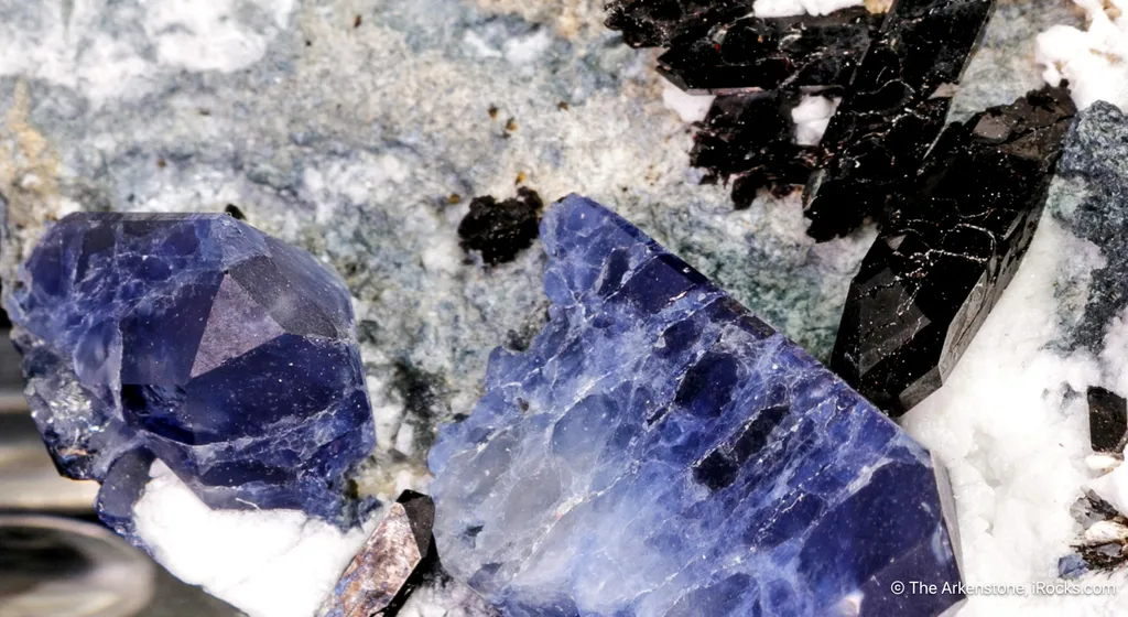 Benitoite and Neptunite - image 6