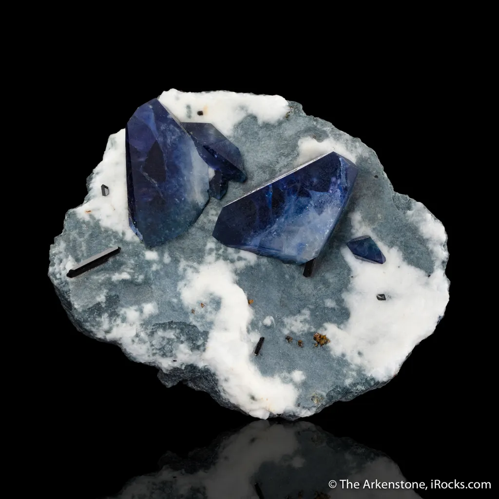 Benitoite and Neptunite with Joaquinite-(Ce) image