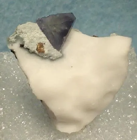 Benitoite, Joaquinite-(Ce), Natrolite image