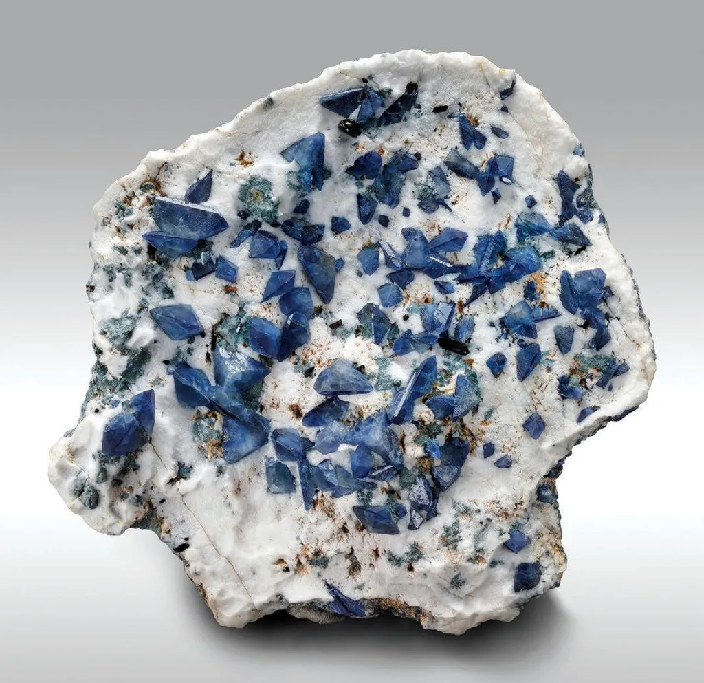 Benitoite, Natrolite image