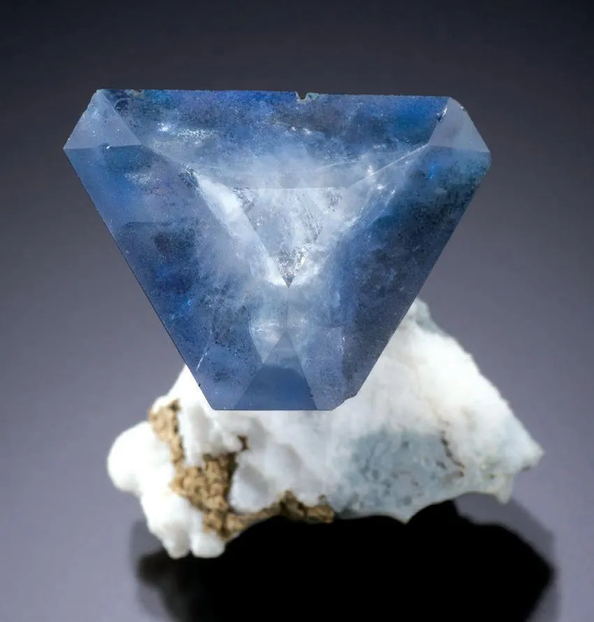 Benitoite, Natrolite image