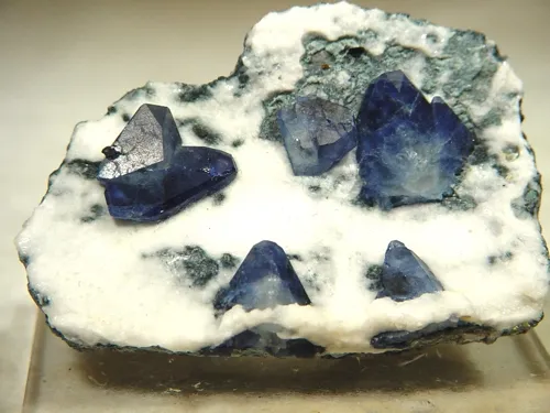 Benitoite, Natrolite image