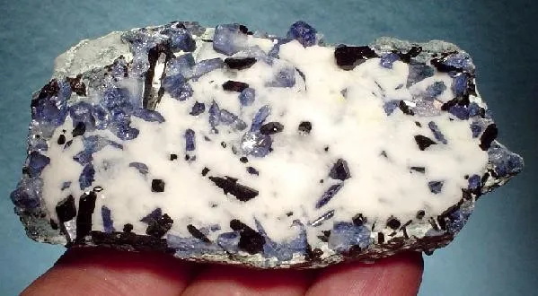 Benitoite, Neptunite image