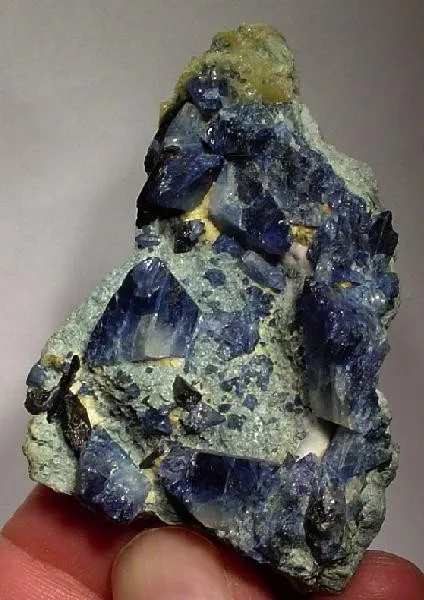 Benitoite, Neptunite image