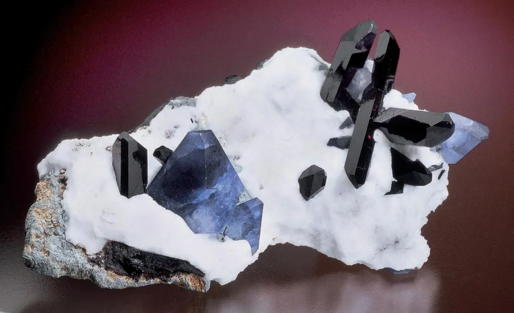 Benitoite, Neptunite image