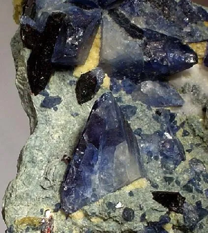 Benitoite, Neptunite - image 2