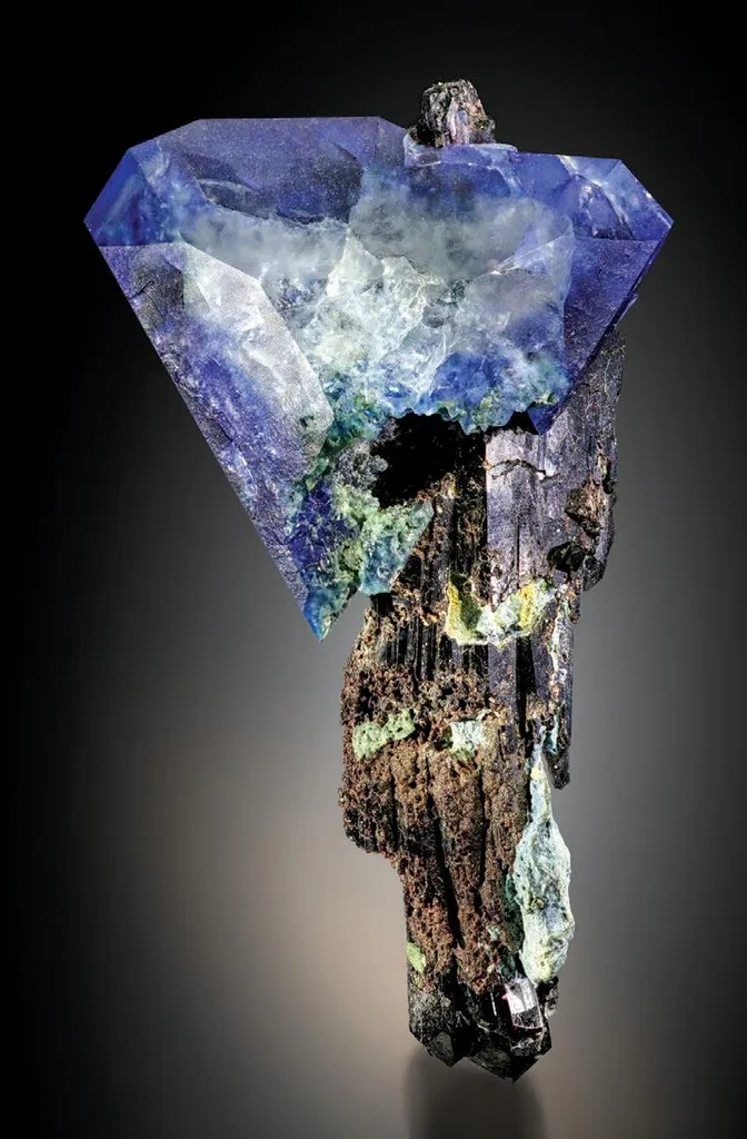 Benitoite, Neptunite image