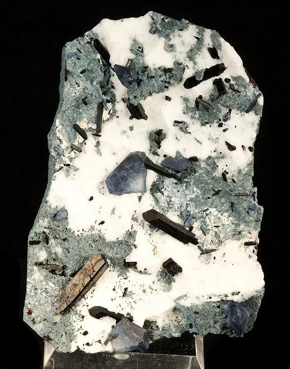 Benitoite, Neptunite, Natrolite image