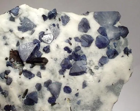 Benitoite, Neptunite, Natrolite - image 2