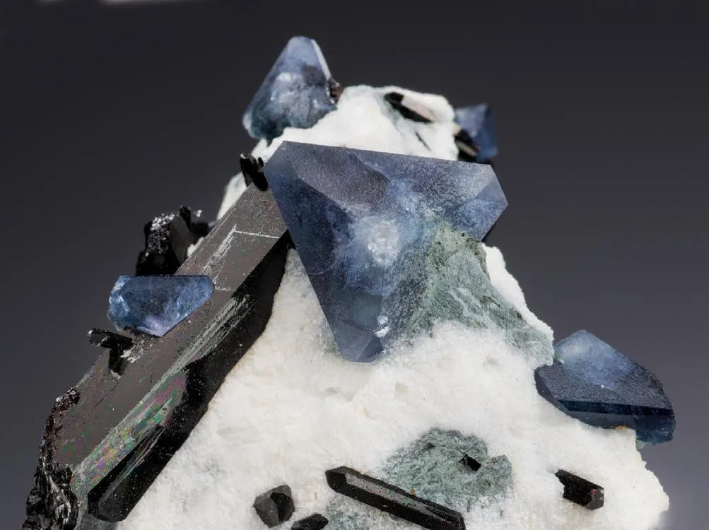 Benitoite, Neptunite, Natrolite image
