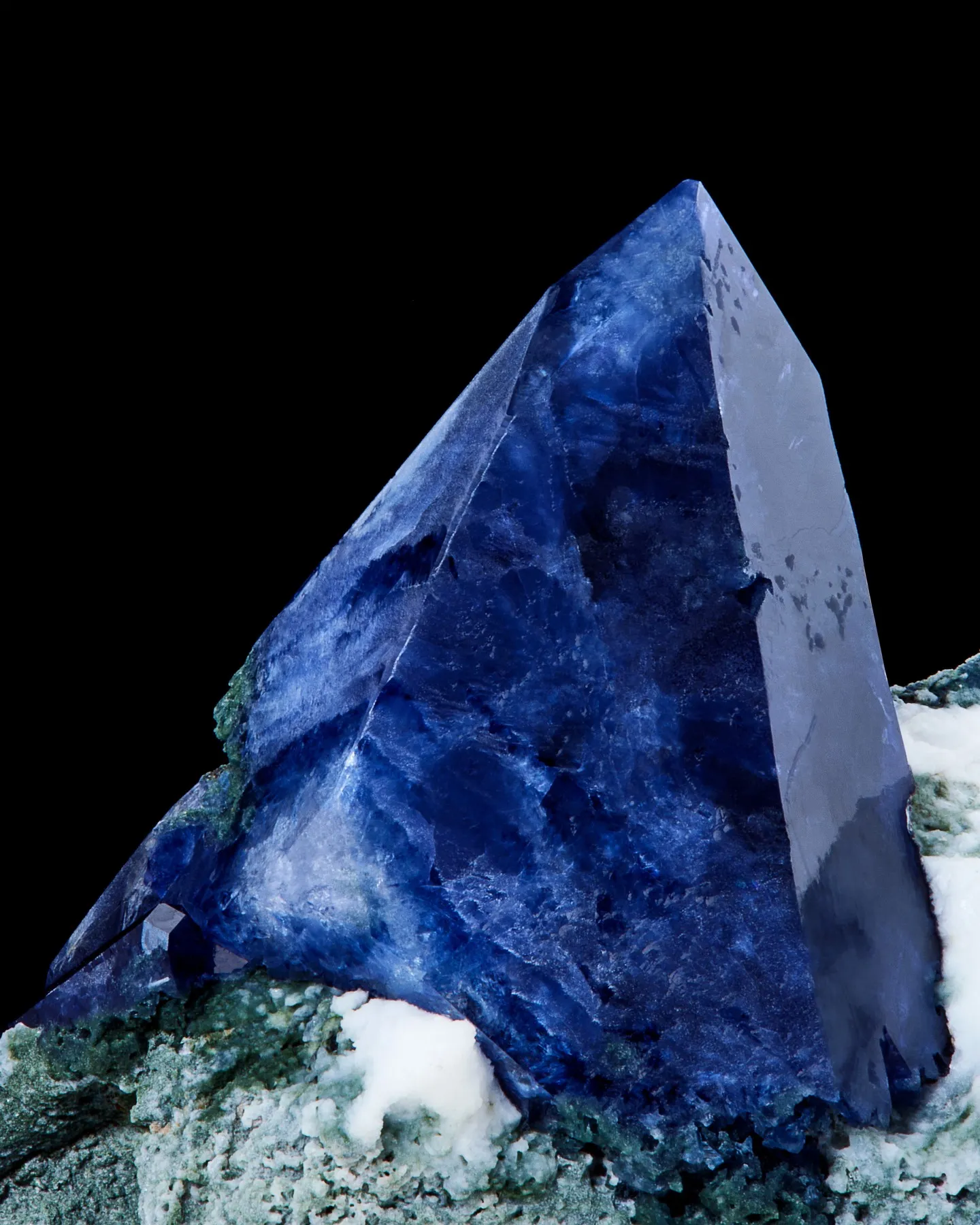 Benitoite on Natrolite - image 2