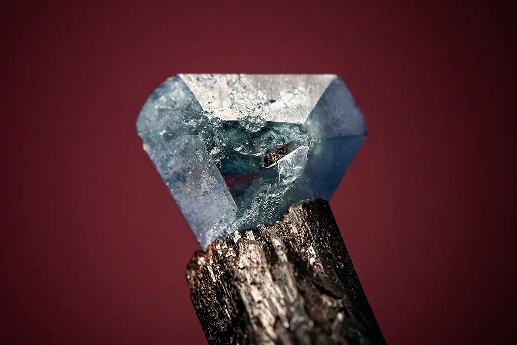 Benitoite on Neptunite - image 2