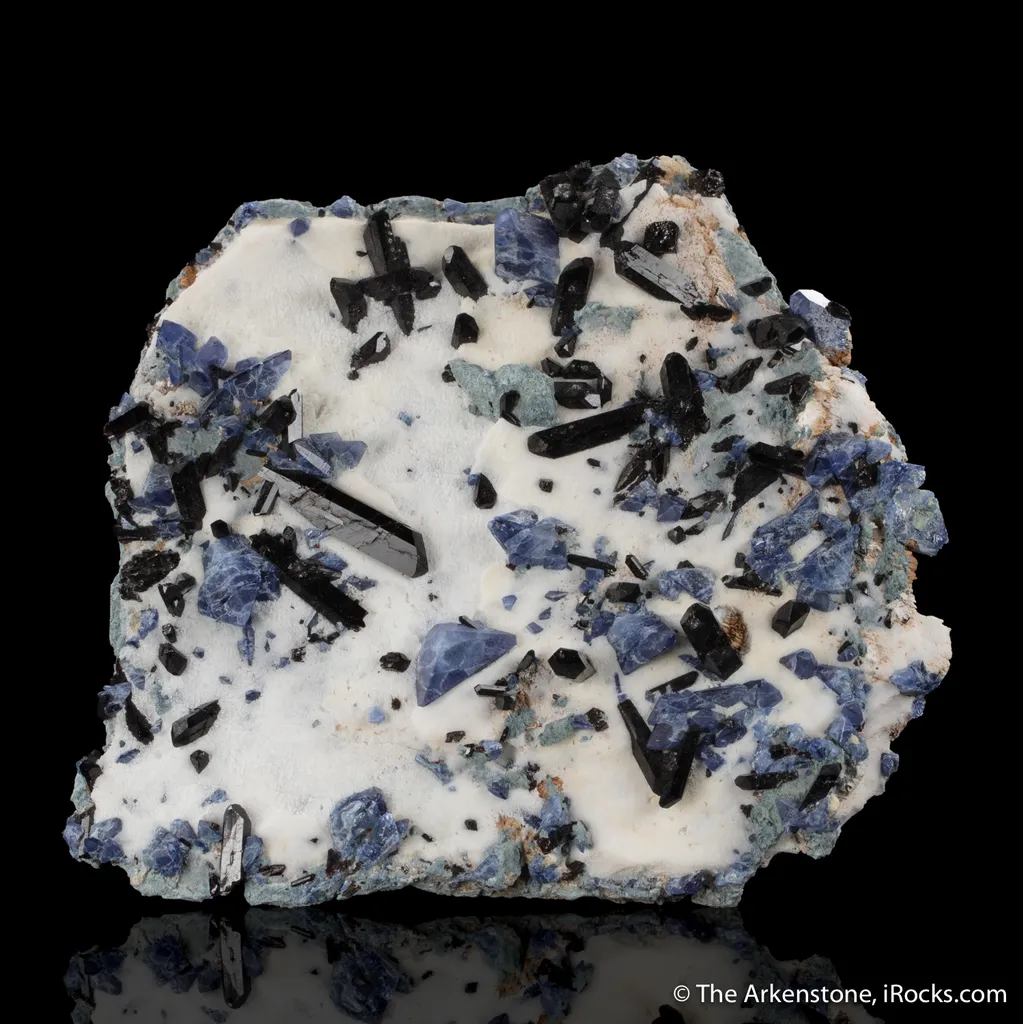 Benitoite with Neptunite image