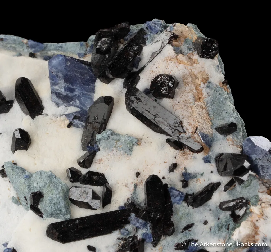 Benitoite with Neptunite - image 4
