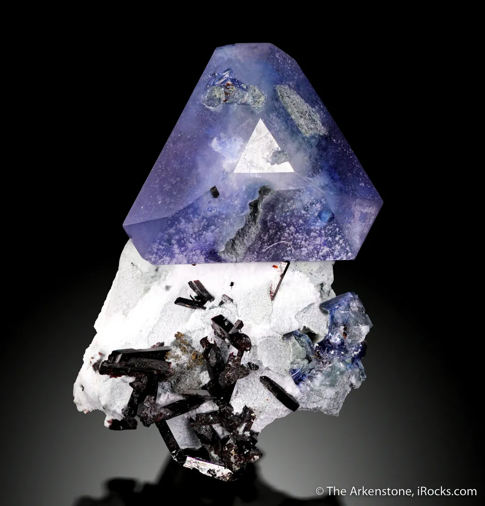 Benitoite with Neptunite image