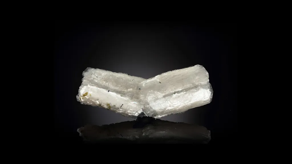 Bertrandite image