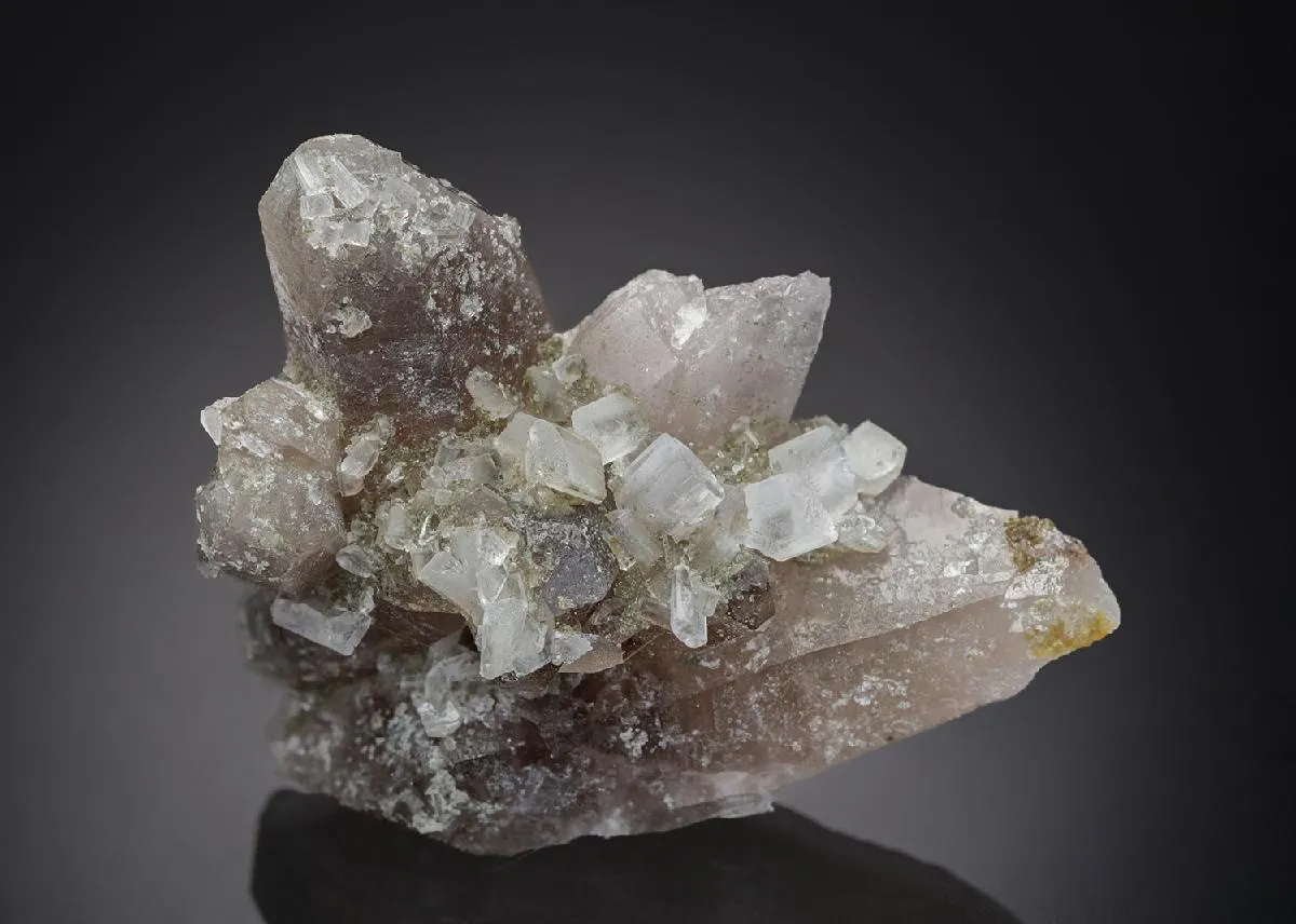 Bertrandite on Quartz - image 1