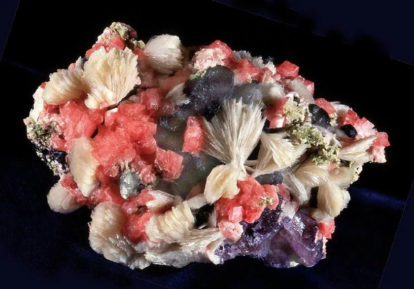 Bertrandite, Rhodochrosite, Fluorite, Fluorapatite image